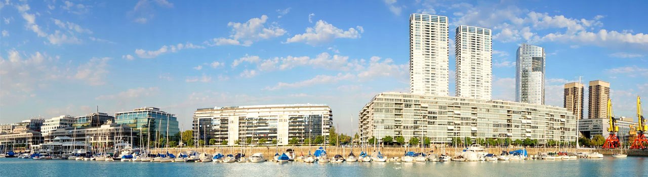 Buenos Aires nevét általában a Jó Levegő városának fordítják, azonban sokkal inkább nevezhetnénk a Jó Szelek városának, tekintve, hogy a Rio de la Plata partján fekszik és az Atlanti-óceán kapujaként a kalandorok, vándorok, hódítók városa évszázadok óta. Mint minden argentín város, Buenos Aires is a futball iránti szenvedélyes és elkötelezett rajongásáról híres. Az Estadio Monumental Antonio Vespucio Liberti-stadion az argentin labdarúgó-válogatott otthona. A legjobb éttermeket a Puerto Madero, a Recoletta és a Palermo negyedekben találni. A La Boca színes házai, a Museo Evita, az Obelisco emlékmű és a Calle Reconquista kikerülhetetlen helyi látványosságok, ez utóbbi főként a hangulatos utcaképéről ismert.