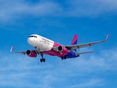 <p>A Wizz Air menetrendjébe hat új vagy újrainduló útvonal került be, amelyek június második felétől Budapestet kötik össze Brassóval, Brüsszellel (Zaventem), Bukaresttel (Otopeni), Jerevánnal, Stuttgartral és Valenciával. Ezenkívül a légitársaság 13 meglévő útvonalon növeli a járatok számát.</p>